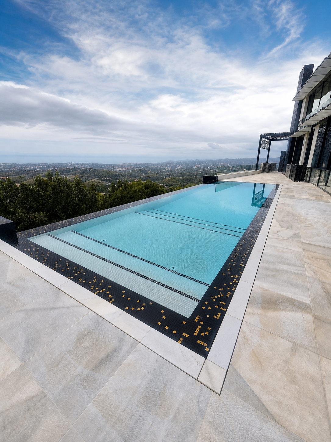 Obra nueva de piscina infinity con vistas a la Costa del Sol