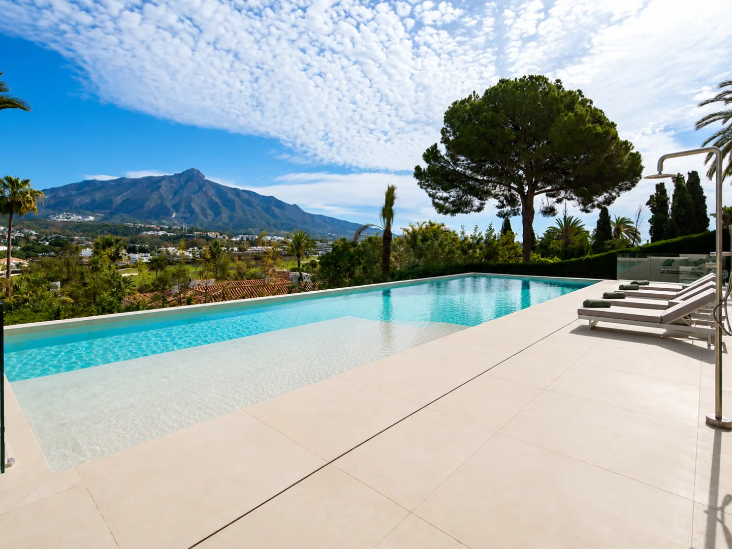 Piscina panorámica con vistas a la montaña en la Costa del Sol