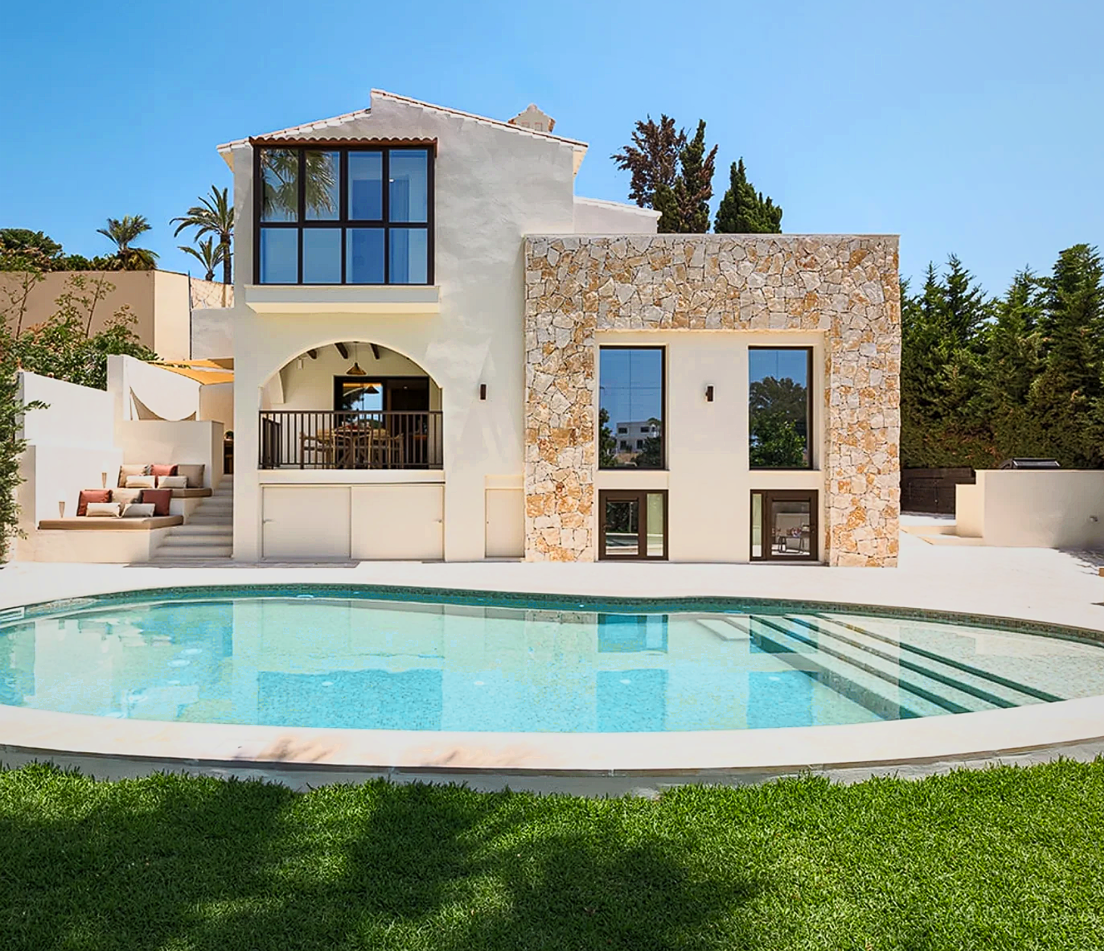 Villa mediterr&aacute;nea con piscina premium y acabados de piedra natural
