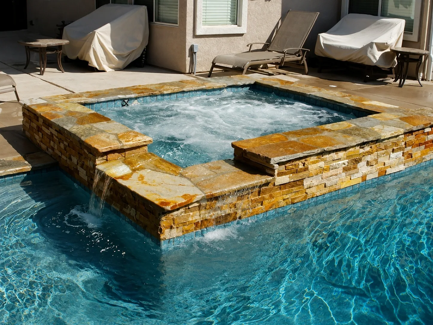 Jacuzzi integrado en una piscina residencial